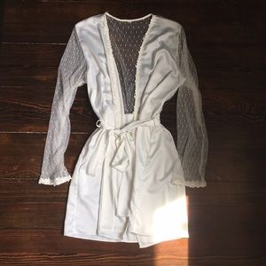 White satin robe perfect for wedding pics 👰🏻